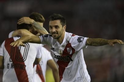 Argentina's River Plate forward Ignacio Scocco celebrates after scoring a goal against Argentina's Lanus during the 2017 Copa Libertadores semifinal first leg football match at the Monumental stadium in Buenos Aires on October 24, 2017. / AFP PHOTO / JUAN MABROMATA