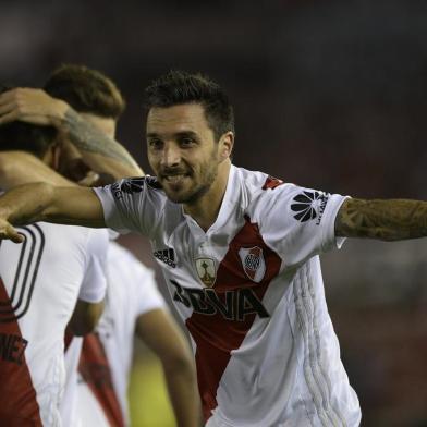 Argentinas River Plate forward Ignacio Scocco celebrates after scoring a goal against Argentinas Lanus during the 2017 Copa Libertadores semifinal first leg football match at the Monumental stadium in Buenos Aires on October 24, 2017. / AFP PHOTO / JUAN MABROMATA