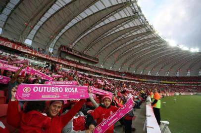 PORTO ALEGRE, RS, BRASIL - 03-10-2015 - Jogo entre Internacional x Sport-Recife, válido pela 29ª rodada do Campeonato Braileiro 2015, no estádio Beira-Rio. Torcedores receberam faixas alusivas ao mês de prevenção do câncer de mama, outubro rosa. (FOTO: DIEGO VARA/AGÊNCIA RBS)