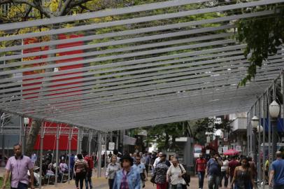  

PORTO ALEGRE, RS, BRASIL, 10-10-2017: Começam os trabalhos de montagem das estruturas da Feira do Livro, na Praça da Alfândega em Porto Alegre (FOTO FÉLIX ZUCCO/AGÊNCIA RBS, Editoria Segundo Caderno).