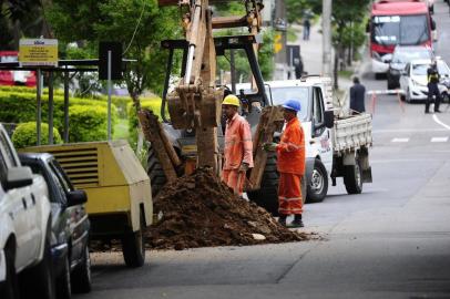  

PORTO ALEGRE, RS, BRASIL, 25-10-2017. Tubulação de gás rompe durante obra na Avenida Nilo Peçanha. Vazamento foi provocado por obra na região. Técnicos da Sulgás foram até o local e consertam tubulação. (RONALDO BERNARDI/AGÊNCIA RBS)