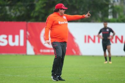 Técnico do Inter Guto Ferreira durante atividade do grupo no CT Parque Gigante