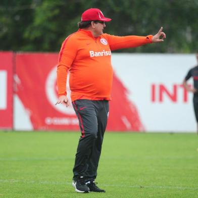 Técnico do Inter Guto Ferreira durante atividade do grupo no CT Parque Gigante