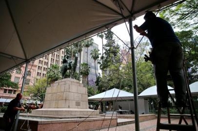  

PORTO ALEGRE, RS, BRASIL, 24-10-2017. Praça da Alfândega no sentido de mostra que já está se estruturando a Feira do Livro .(FERNANDO GOMES/AGÊNCIA RBS))