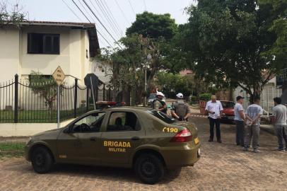 Um funcionário da CEEE foi morto a tiros nesta quarta-feira (25), na zona sul de Porto Alegre, enquanto fazia ligação em poste de luz. Conforme testemunhas, discussão foi motivada pois caminhão estava bloqueando a saída da garagem 