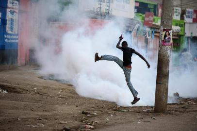  

A man jumps amid smokeduring clashes with anti-riot police during a protest on October 25, 2017 in Kondele, in the opposition stronghold of Kisumu, western Kenya, a day before the scheduled repeat presidential poll.
Kenyan opposition chief leaderurged his supporters to stay at home on October 25 as the country forges ahead with a disputed presidential poll that could threaten the stability of the east African powerhouse. / AFP PHOTO / Jennifer Huxta

Editoria: POL
Local: Kisumu
Indexador: JENNIFER HUXTA
Secao: election
Fonte: AFP
Fotógrafo: STR