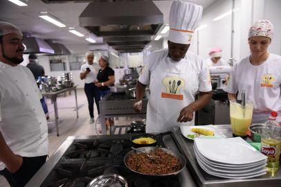 A merendeira  Daniela Fernanda Felizardo, da Escola Infantil Feliz da Vida, de Bento Gonçalves,ficou entre as 15 finalistas de todo o país no 2º Concurso Melhores Receitas da Alimentação Escolar, promovido pelo Fundo Nacional de Desenvolvimento da Educação (FNDE).