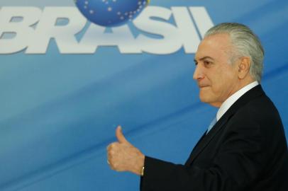  Brazilian President Michel Temer delivers a speech in Brasilia, on August 2, 2017. Brazilian lawmakers tossed out a corruption charge against scandal-plagued President Michel Temer on Wednesday, saving the center-right leader from becoming the country's second leader in 12 months to be forced from office. / AFP PHOTO / Sergio LimaEditoria: WARLocal: BrasíliaIndexador: SERGIO LIMASecao: crisisFonte: AFPFotógrafo: STR