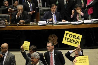 	Sessão plenária analisa a segunda denúncia contra Temer e seus ministros

DF - JBS/TEMER/PGR/DENÚNCIA/VOTAÇÃO - POLÍTICA - Deputados da oposição protestam e   exibem cartazes de Fora Temer no   plenário da Câmara, em Brasília,   durante sessão comandada pelo   presidente da Casa, deputado Rodrigo   maia (DEM-RJ)(ao fundo), para analisar   a segunda denúncia contra o presidente   Michel Temer (PMDB) e os ministros   Eliseu Padilha (Casa Civil) e Moreira   Franco (Secretaria-Geral da   Presidência), nesta quarta-feira, 25.    25/10/2017 - Foto: WILTON JUNIOR/ESTADÃO CONTEÚDO

Editoria: POLÍTICA
Local: BRASÍLIA
Indexador: WILTON JUNIOR
Fonte: ESTADAO CONTEUDO
Fotógrafo: ESTADÃO CONTEÚDO