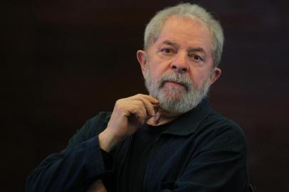 LULA É CONDENADO POR MORO A NOVE ANOS E SEIS MESES DE PRISÃO POR PROPINAS DA OAS E TRÍPLEXSP - LULA/CONDENAÇÃO/ARQUIVO - POLÍTICA - Foto de arquivo de 07/11/2016 do ex-presidente Luiz Inácio Lula da Silva   durante reunião com bancadas do Partido dos Trabalhadores (PT) na Câmara e   no Senado, em São Paulo. Aos 71 anos de idade, Lula foi condenado a 9 anos   e seis meses de prisão pelos crimes de corrupção passiva e lavagem de   dinheiro. A condenação do juiz federal Sérgio Moro, da 13ª Vara Federal,   em Curitiba, é a primeira do ex-presidente na Operação Lava Jato.   (ATENÇÃO: CONFIRA MAIS OPÇÕES DE FOTOS NO BANCO DE IMAGENS).   07/11/2016 - Foto: SÉRGIO CASTRO/ESTADÃO CONTEÚDOEditoria: POLÍTICALocal: SÃO PAULOIndexador: SÉRGIO CASTROFonte: AGEFotógrafo: ESTADÃO CONTEÚDO