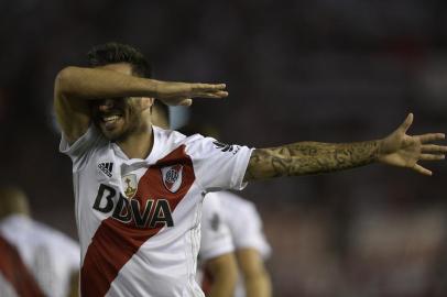 Argentinas River Plate forward Ignacio Scocco celebrates after scoring a goal against Argentinas Lanus during the 2017 Copa Libertadores semifinal first leg football match at the Monumental stadium in Buenos Aires on October 24, 2017. / AFP PHOTO / JUAN MABROMATA