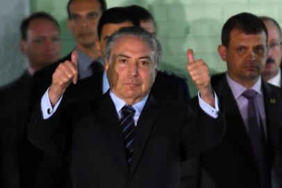  

Brazilian President Michel Temer gestures while leaving the hospital in Brasilia on October 25, 2017.
Temer had been hospitalized earlier today with urological problems, in the midst of a rowdy congressional debate over whether he should be removed from office and face a corruption trial.  / AFP PHOTO / EVARISTO SA

Editoria: POL
Local: Brasília
Indexador: EVARISTO SA
Secao: politics (general)
Fonte: AFP
Fotógrafo: STF