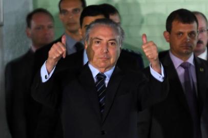  

Brazilian President Michel Temer gestures while leaving the hospital in Brasilia on October 25, 2017.
Temer had been hospitalized earlier today with urological problems, in the midst of a rowdy congressional debate over whether he should be removed from office and face a corruption trial.  / AFP PHOTO / EVARISTO SA

Editoria: POL
Local: Brasília
Indexador: EVARISTO SA
Secao: politics (general)
Fonte: AFP
Fotógrafo: STF