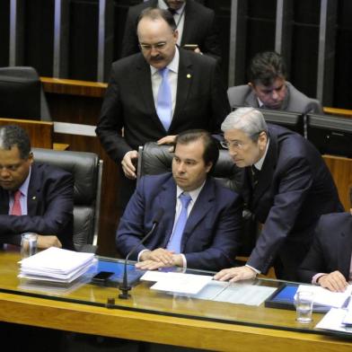 Análise da denúncia contra Michel Temer e ministros. Atrás do presidente Rodrigo Maia (DEM), o deputado federal Mauro Pereira (PMDB), de Caxias do Sul