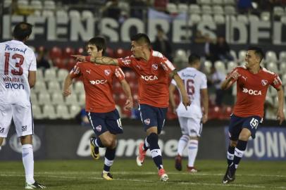 Argentinas Independiente de Avellaneda Maximiliano Meza (C) celebrates his goal during the 2017 Sudamericana Cup football match against Paraguays Nacional at Defensores del Chaco stadium in Asuncion on October 25, 2017. / AFP PHOTO / NORBERTO DUARTE