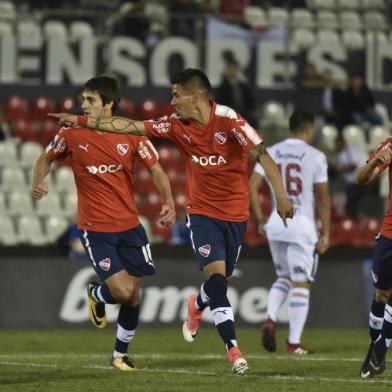 Argentinas Independiente de Avellaneda Maximiliano Meza (C) celebrates his goal during the 2017 Sudamericana Cup football match against Paraguays Nacional at Defensores del Chaco stadium in Asuncion on October 25, 2017. / AFP PHOTO / NORBERTO DUARTE