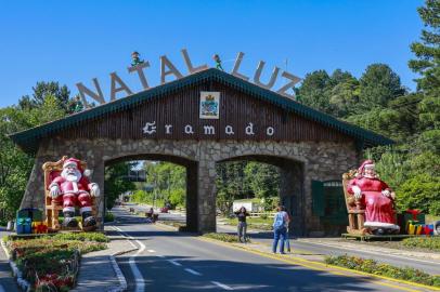 23_10_2017_32Natal Luz de Gramado - Making Of da montagem. Foto Cleiton Thiele/SerraPressNa foto, o pórtico de entrada da cidade decorado.