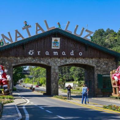 23_10_2017_32Natal Luz de Gramado - Making Of da montagem. Foto Cleiton Thiele/SerraPressNa foto, o pórtico de entrada da cidade decorado.