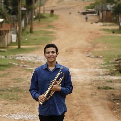  

ALVORADA, RS, BRASIL, 13-09-2017: Renato de Oliveira Nunes Junior, 19 anos, estudante de trompete da escola da Ospa, faz campanha para angariar o dinheiro necessário para se manter na Europa. O jovem, morador do Bairro Umbu, em Alvorada, ganhou parte de uma bolsa de estudos na Bélgica. (CARLOS MACEDO/AGÊNCIA RBS)