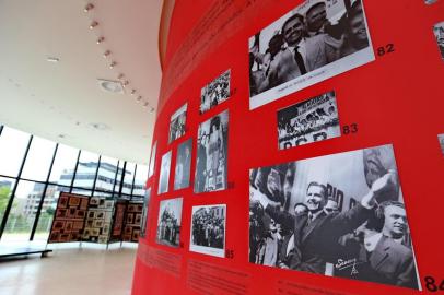  

PORTO ALEGRE-RS-BRASIL- 26/10/2017- Memorial luiz Carlos Prestes começa a ser montado.  Fotos contam a tragetória de Luiz Carlos Prestes.FOTO FERNANDO GOMES/ZERO HORA.