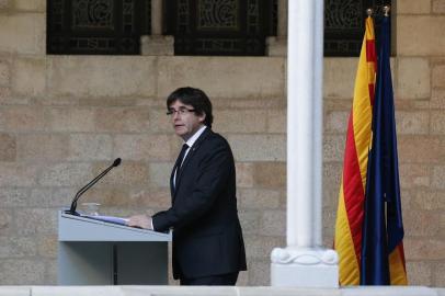  

Catalan president Carles Puigdemont makes an institutional statement at the Generalitat (Catalan government headquarters) in Barcelona on October 26, 2017.
Catalan leader Carles Puigdemont said today he had considered calling elections to prevent Madrid from seizing control of the region, but decided there were no guarantees to do so. He went on to say that it was now up to the (regional) parliament to decide on how to respond to the central governments planned takeover of Catalan political powers following an outlawed independence referendum.



 / AFP PHOTO / PAU BARRENA

Editoria: WAR
Local: Barcelona
Indexador: PAU BARRENA
Secao: crisis
Fonte: AFP
Fotógrafo: STR