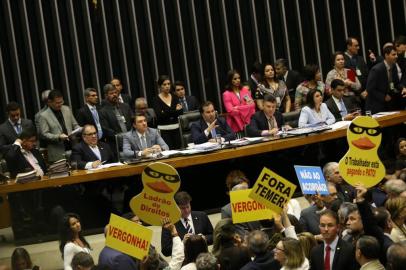 SESSÃO PARA TENTAR VOTAR DENÚNCIA CONTRA TEMER

DF - JBS/TEMER/PGR/DENÚNCIA/VOTAÇÃO - POLÍTICA - Deputados da oposição exibem cartazes de protesto contra o presidente Michel Temer no   plenário da Câmara dos Deputados, em Brasília (DF), nesta quarta-feira, 25, durante sessão   para votar a denúncia contra Temer e os ministros Eliseu Padilha (Casa Civil) e Moreira   Franco (Secretaria-Geral da Presidência).   25/10/2017 - Foto: WILTON JUNIOR/ESTADÃO CONTEÚDO

Editoria: POLÍTICA
Local: BRASÍLIA
Indexador: WILTON JUNIOR
Fotógrafo: ESTADÃO CONTEÚDO