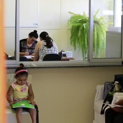 PORTO ALEGRE, RS, BRASIL, 20-10-2017. mães que estejam se inscrevendo para tentar vaga para os filhos na scola Municipal de Educação Infantil Santo Expedito, Rua Gabriel Bezerra Cavalcanti, s/n, Rubem Berta (ANDERSON FETTER/AGÊNCIA RBS)