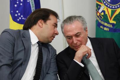 DF - TEMER/PALÁCIO DO PLANALTO  - POLÍTICA - O presidente da República, Michel Temer, e o presidente da Câmara dos Deputados, Rodrigo   Maia (DEM-RJ) durante cerimônia de assinatura de contrato de financiamento com o   município do Rio de Janeiro, no Palácio do Planalto, em Brasília, na tarde desta quinta-  feira (26).   26/10/2017 - Foto: ANTÔNIO ARAÚJO/AGÊNCIA TEMPO/ESTADÃO CONTEÚDO