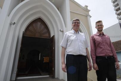  CAXIAS DO SUL, RS, BRASIL, 26/10/2017 - A igreja Luterana do Brasil completa 500 anos. NA FOTO: da esq. para dir.  - Pastores Roni Rosenberger e Alisson Jonathan Henn. (Marcelo Casagrande/Agência RBS)