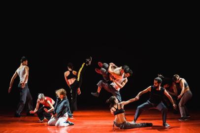 Cia. Municipal de Dança de Caxias do Sul apresenta a coreografia Choque, de Mário Nascimento.ChoqueO encontro de dois corpos em movimento, o embate violento de forças, o conflito ocasionando o abalo emocional e a sensação produzida por uma carga elétrica. A Cia Municipal de Dança remonta e reapresenta agora o espetáculo Choque, antecipando as comemorações de seus 20 anos, festejados em 2018. O trabalho de Nascimento aposta no vigor dos recursos de diversas vertentes da cena contemporânea, fundindo habilidades corporais das danças urbanas, da capoeira e do balé clássico. Gera uma vigorosa e imbricada dança que emerge com potencialidades diversas e significativas para o contexto e o ambiente em que era criado à época, reverberando ainda hoje.