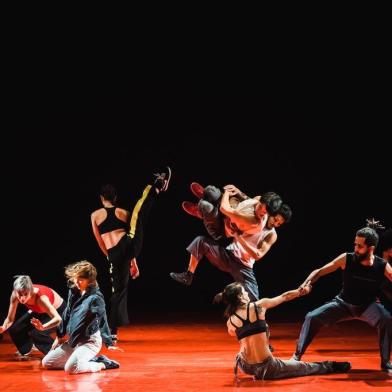 Cia. Municipal de Dança de Caxias do Sul apresenta a coreografia Choque, de Mário Nascimento.ChoqueO encontro de dois corpos em movimento, o embate violento de forças, o conflito ocasionando o abalo emocional e a sensação produzida por uma carga elétrica. A Cia Municipal de Dança remonta e reapresenta agora o espetáculo Choque, antecipando as comemorações de seus 20 anos, festejados em 2018. O trabalho de Nascimento aposta no vigor dos recursos de diversas vertentes da cena contemporânea, fundindo habilidades corporais das danças urbanas, da capoeira e do balé clássico. Gera uma vigorosa e imbricada dança que emerge com potencialidades diversas e significativas para o contexto e o ambiente em que era criado à época, reverberando ainda hoje.