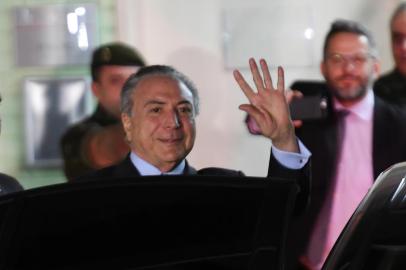  

Brazilian President Michel Temer gestures while leaving the hospital in Brasilia on October 25, 2017.
Temer had been hospitalized earlier today with urological problems, in the midst of a rowdy congressional debate over whether he should be removed from office and face a corruption trial.  / AFP PHOTO / EVARISTO SA

Editoria: POL
Local: Brasília
Indexador: EVARISTO SA
Secao: politics (general)
Fonte: AFP
Fotógrafo: STF