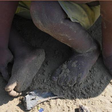  

A Rohingya refugees children rests after crossing into Bangladesh from Myanmar at Shah Porir Dwip Island near Teknaf on October 27, 2017.
More than 600,000 Rohingya have arrived in Bangladesh since a military crackdown in neighbouring Myanmar in August triggered an exodus, severely straining resources in the impoverished country. / AFP PHOTO / Tauseef MUSTAFA

Editoria: WAR
Local: Teknaf
Indexador: TAUSEEF MUSTAFA
Secao: war
Fonte: AFP
Fotógrafo: STR