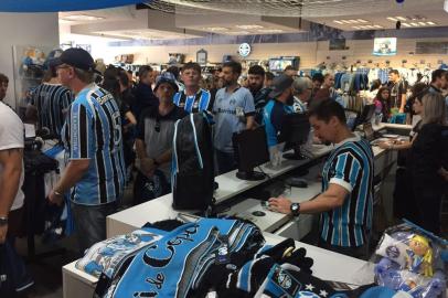 Loja GrêmioMania da Arena lotada no dia do lançamento da camisa 3