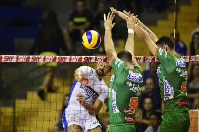  

O Vôlei Canoas conquistou uma importante vitória neste sábado (21), pela segunda rodada da Superliga masculina de vôlei. Mesmo jogando fora de casa, o time gaúcho derrotou o Campinas (SP) por 3 sets a 0 (25/20, 25/21 e 25/20), em 1h19min de partida e manteve os 100% na competição.Na foto, Matheus e Leandro bloqueiam Diogo. Crédito: Marcos Ribolli/ Vôlei Renata
