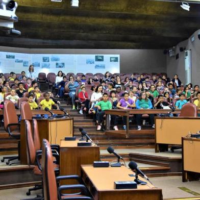 Numa parceria entre a Escola do Legislativo e a Secretaria Municipal de Educação, alunos de quatro escolas da rede municipal participaram do evento Cine Plenário, com exibição do filme ¿Tainá 2¿. Foi nos dias 26 e 27 de outubro. 