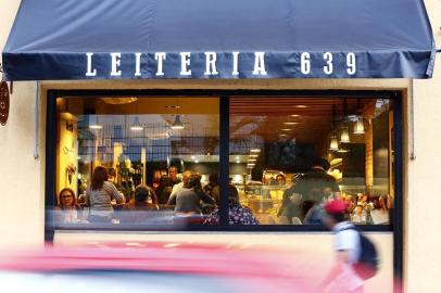  

PORTO ALEGRE, RS, BRASIL, 26/10/2017: Matéria sobre o aumento do número de bares, cafeterias e erestaurantes na região da Vieira de Castro com a Venâncio Aires. Na foto: Leiteria 639