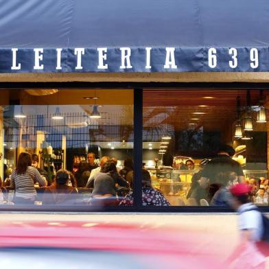  

PORTO ALEGRE, RS, BRASIL, 26/10/2017: Matéria sobre o aumento do número de bares, cafeterias e erestaurantes na região da Vieira de Castro com a Venâncio Aires. Na foto: Leiteria 639