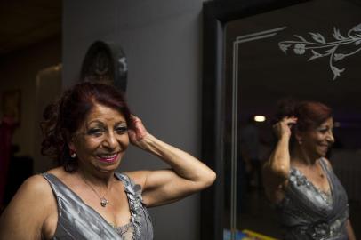  PORTO ALEGRE, RS, BRASIL, 27-10-2017. Baile de debutantes para a terceira idade. (Na foto: Terezinha Salete Rodrigues da Silva, 68 anos, do Jardim Leopoldina) (FOTO: ANDERSON FETTER/AGÊNCIA RBS)Indexador: Anderson Fetter