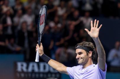 Switzerlands Roger Federer celebrates his victory against Frances Adrian Mannarino during their quarter-final game at the Swiss Indoors ATP 500 tennis tournament on October 27, 2017 in Basel. / AFP PHOTO / Fabrice COFFRINI