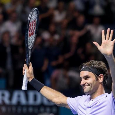 Switzerlands Roger Federer celebrates his victory against Frances Adrian Mannarino during their quarter-final game at the Swiss Indoors ATP 500 tennis tournament on October 27, 2017 in Basel. / AFP PHOTO / Fabrice COFFRINI