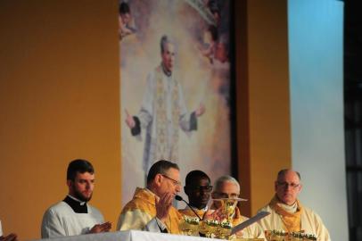 CAXIAS DO SUL, RS, BRASIL, 28/10/2017. Religiosidade - Beatificação do padre João Schiavo, nos pavilhões da Festa da Uva. O sacerdote josefino recebeu o parecer positivo lido pelo Cardeal Angelo Amato, enviado pelo Papa Francisco. (Porthus Junior/Agência RBS)