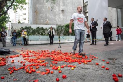 Encontro Nacional de Direito Constitucional

SP - PROTESTO/TOMATAÇO/IDP-SP - GERAL - Manifestantes do grupo Tomataço atiram tomates em frente ao Instituto de Direito   Público de São Paulo (IDP), onde ocorre o XXVI Encontro de Direito Constitucional,   abordando o tema, O Judiciário na Reforma Política, na manhã deste sábado (28). O evento   traz nomes importantes do cenário jurídico nacional como o ministro do Supremo Tribunal   Federal (STF), Gilmar Mendes, e seu colega de Corte Alexandre de Moraes.   28/10/2017 - Foto: MARIVALDO OLIVEIRA/CÓDIGO19/ESTADÃO CONTEÚDO

Editoria: GERAL
Local: SÃO PAULO
Indexador: MARIVALDO OLIVEIRA
Fotógrafo: CÓDIGO19