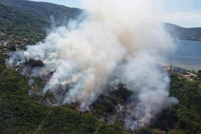 incêndio no Porto da Lagoa, em Florianópolis