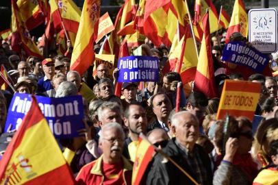  

People hold signs reading (Catalan regional president Carles) Puigdemont to prison  while waving Spanish flags during a demonstration calling for unity at Plaza de Colon in Madrid on October 28, 2017, a day after direct control was imposed on Catalonia over a bid to break away from Spain.
Spain moved to assert direct rule over Catalonia, replacing its executive and top functionaries to quash an independence drive that has plunged the country into crisis and unnerved secession-wary Europe. / AFP PHOTO / JAVIER SORIANO

Editoria: POL
Local: Madrid
Indexador: JAVIER SORIANO
Secao: demonstration
Fonte: AFP
Fotógrafo: STF