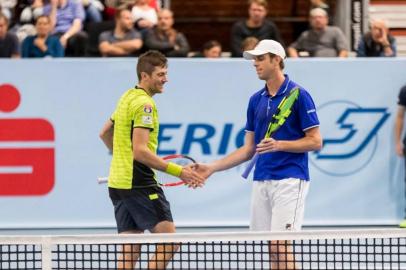 Marcelo Demoliner (à esquerda) e Sam QuerreyO gaúcho Marcelo Demoliner e o norte-americano Sam Querrey ficaram com o vice-campeonato da chave de duplas do ATP 500 de Viena, na Áustria. Na decisão disputada neste domingo (29), eles chegaram a ter dois match points diante do indiano Rohan Bopanna e do uruguaio Pablo Cuevas, mas acabaram levando a virada e perderam por 2 sets a 1, com parciais de 7/6 (7), 6/7 (4) e 11-9, depois de 1h45min de partida.