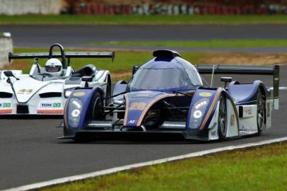 O AJR #28, conduzido pelo trio Juliano Moro/Emílio Padron/Henrique Assunção, na classe GP1, foi o vencedor das Três Horas de Tarumã, prova final dos Campeonatos Brasileiro e Gaúcho de Endurance.