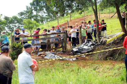  BARÃO, RS, BRASIL, 29/10/2017. Aeronave de pequeno porte (informações preliminares apontariam que é um Trike, uma mistura entre ultraleve e asa-delta) cai próximo a residência na Linha Francesa Alta, em Barão. Os dois tripulantes morreram no local. (Diogo Sallaberry/Agência RBS)