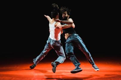  CAXIAS DO SUL, RS, BRASIL, 05/07/2017. Bailarino Igor Cavalcante Medina (de frente) teve uma apresentação de dança confundida por surto psicótico, e ele foi levado à força para atendimento no postão. Fotos de divulgação do espetáculo Choque, da Cia Municipal de Dança de Caxias do Sul. (Diogo Sallaberry/Divulgação)Indexador: Diogo Sallaberry