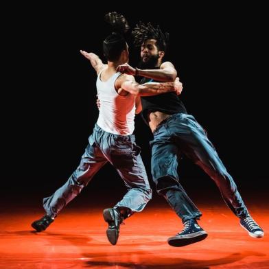  CAXIAS DO SUL, RS, BRASIL, 05/07/2017. Bailarino Igor Cavalcante Medina (de frente) teve uma apresentação de dança confundida por surto psicótico, e ele foi levado à força para atendimento no postão. Fotos de divulgação do espetáculo Choque, da Cia Municipal de Dança de Caxias do Sul. (Diogo Sallaberry/Divulgação)Indexador: Diogo Sallaberry